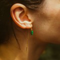 kolczyk w uchu malachit
